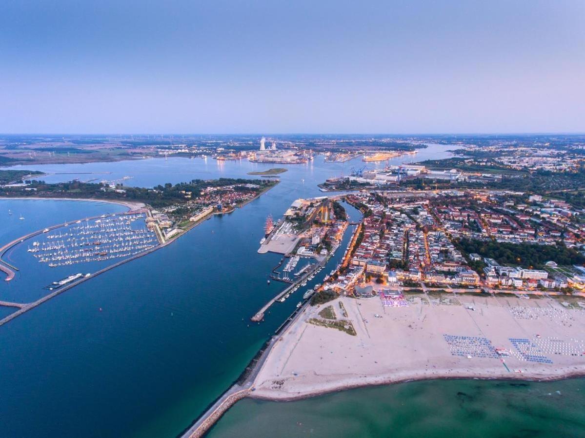 Claas, In Sichtweite Des Leuchtturms Rostock